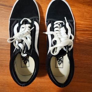 Old skool Van's black and white size 8